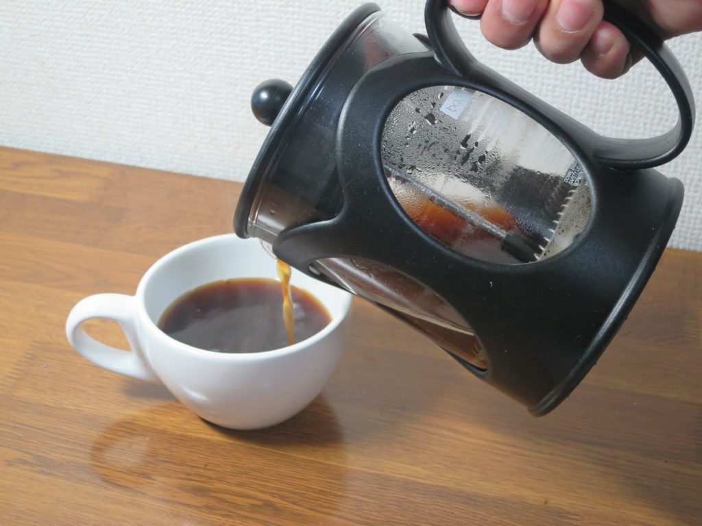 コーヒーの淹れ方（カップへ注ぐ際の注意）